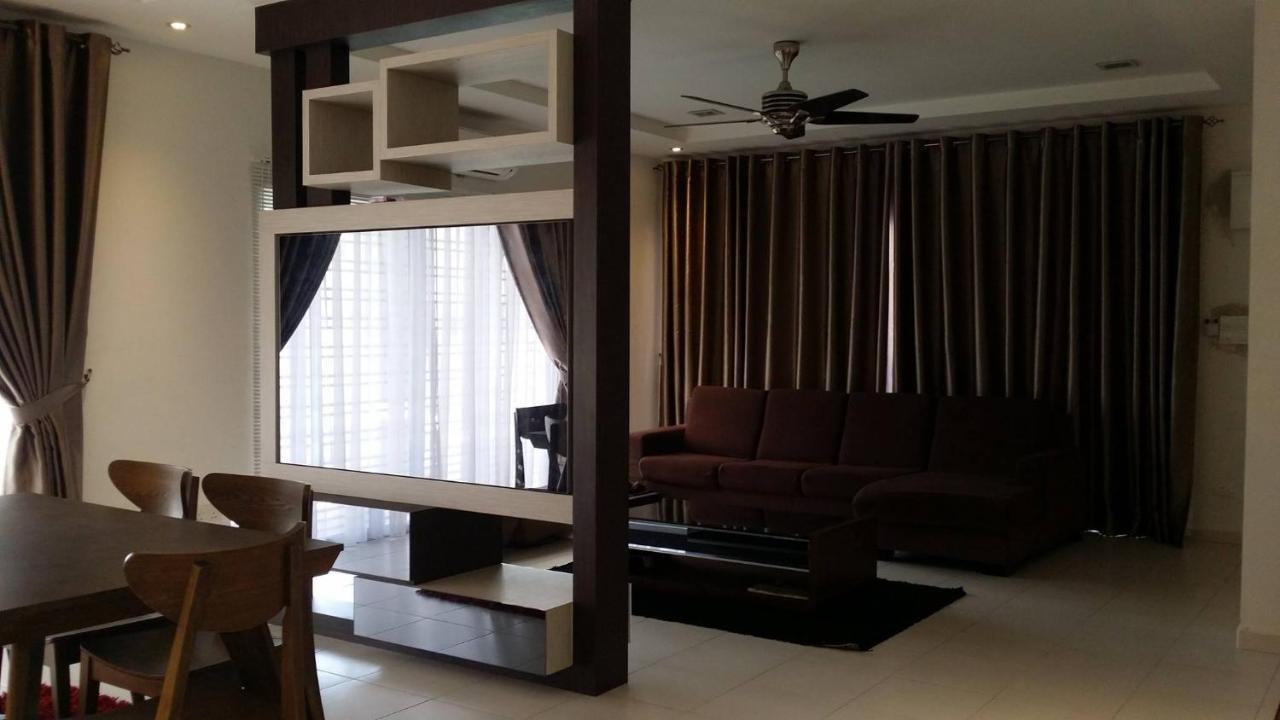 Cosy Spacious In Batu Pahat With Wifi & Genting Clubhouse Holiday home Kampong Seri Gading